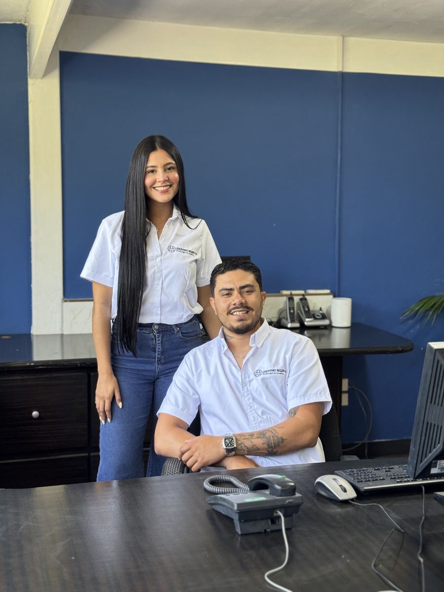 Parte del equipo de atención de Colchones Reggio en la oficina de la fábrica